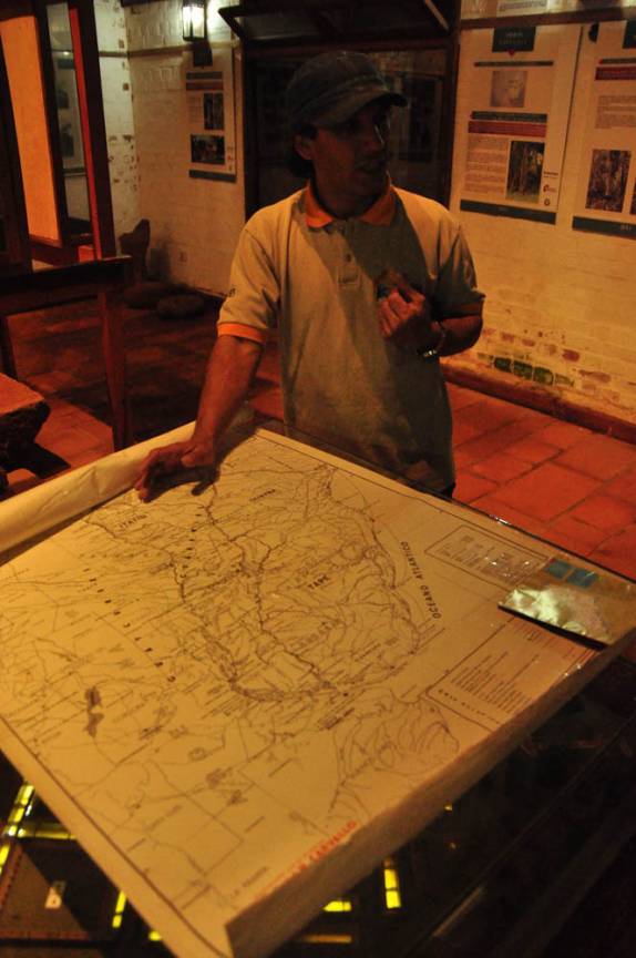 Com um mapa, nosso guia na Missão de Santa Ana nos dá uma verdadeira aula sobre a história das Missões Jesuítas (próximo à San Ignacio Mini, na Argentina)